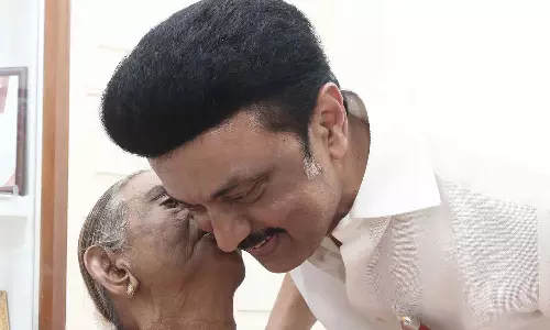 அன்னையர் தினம்: முதலமைச்சர் மு.க.ஸ்டாலின் தயாளு அம்மாளிடம் வாழ்த்து பெற்றார்