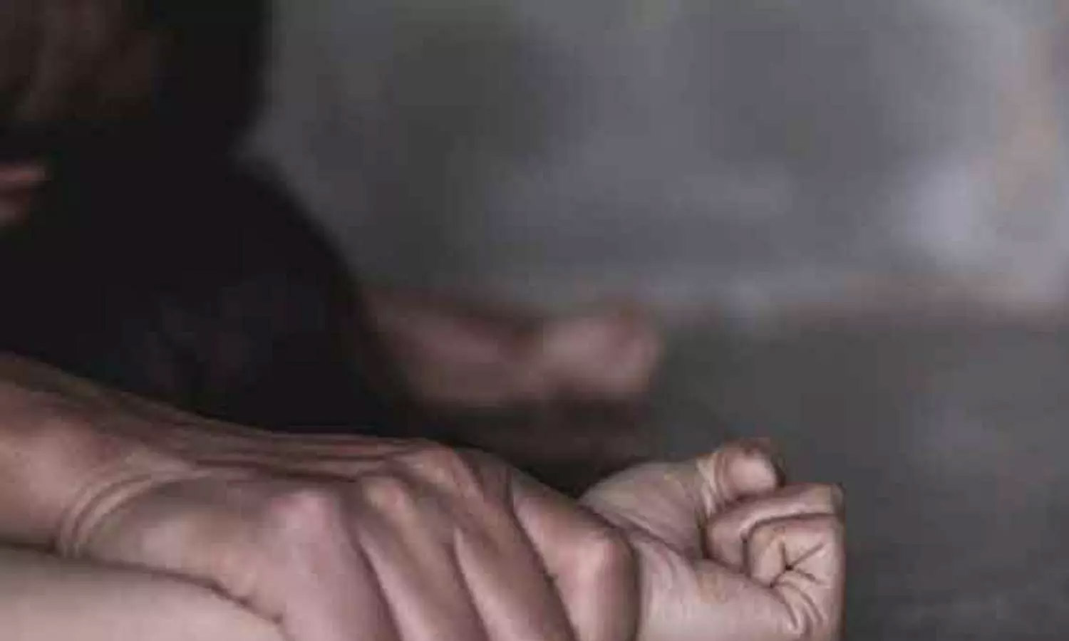 வீட்டில் தூங்கிய இளம்பெண்ணை பலாத்காரம் செய்ய முயன்ற டிரைவர்- பொதுமக்கள் போலீசில் ஒப்படைத்தனர்