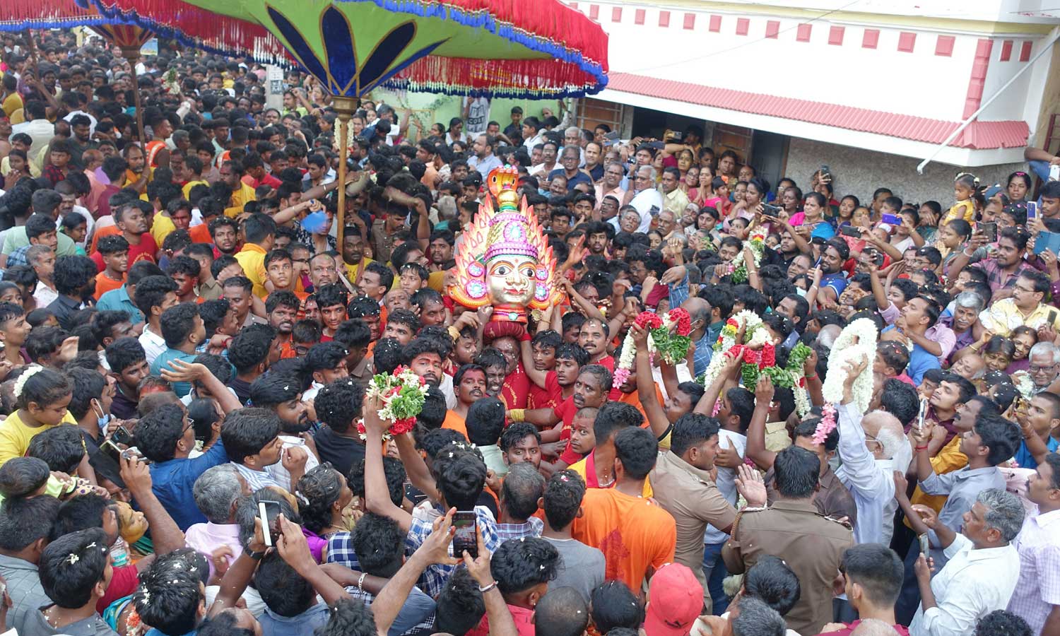 குடியாத்தத்தில் பக்தர்கள் வெள்ளத்தில் கெங்கையம்மன் சிரசு ஊர்வலம்- பக்தர்கள் சாமி தரிசனம்