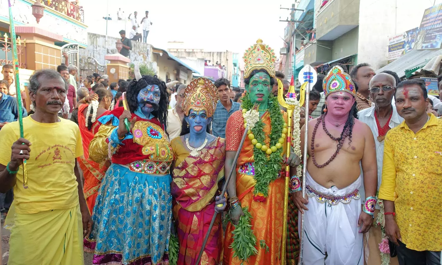 குடியாத்தத்தில் பக்தர்கள் வெள்ளத்தில் கெங்கையம்மன் சிரசு ஊர்வலம்- பக்தர்கள் சாமி தரிசனம்