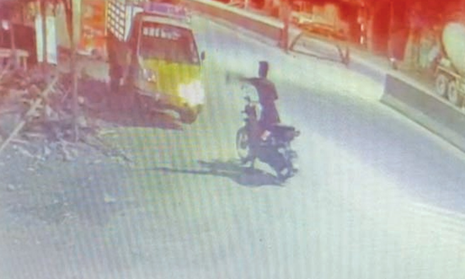 தூத்துக்குடியில் இ-சேவை மையம், ஓட்டல் மீது பெட்ரோல் குண்டு வீச்சு- வியாபாரி கைது