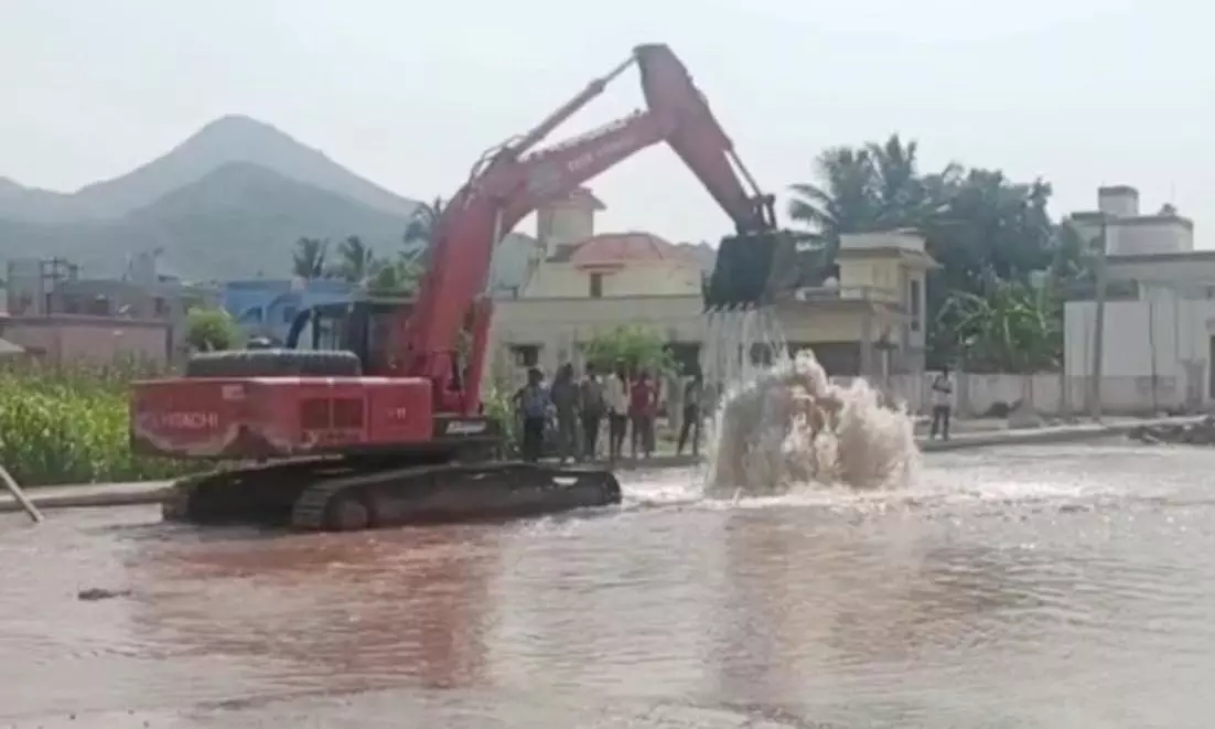 ஒகேனக்கல் கூட்டு குடிநீர் திட்ட குழாய் உடைப்பால் வீணாக வெளியேறிய குடிநீர் ஒகேனக்கல் கூட்டு குடிநீர் திட்ட குழாய் உடைப்பால் வீணாக வெளியேறிய குடிநீர்