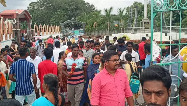 கோடை விடுமுறையை ஓட்டி மேட்டூரில் சுற்றுலா பயணிகள் குவிந்தனர் கோடை விடுமுறையை ஓட்டி மேட்டூரில் சுற்றுலா பயணிகள் குவிந்தனர்
