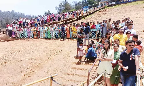 நீலகிரியில் களைகட்டிய கோடை சீசன்- படகு சவாரி செய்து சுற்றுலா பயணிகள் மகிழ்ச்சி