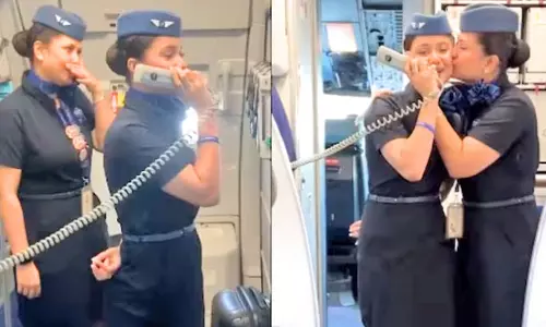 நடுவானில் தாயை நெகிழ வைத்த மகள்