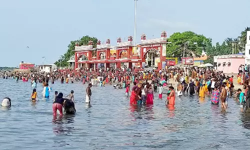 ராமேசுவரம்-தனுஷ்கோடியில் குவியும் சுற்றுலா பயணிகள்