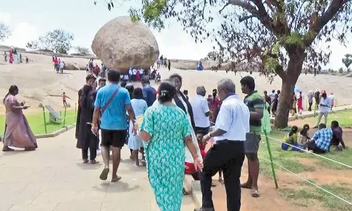 இன்னும் 2 வாரங்களில் பள்ளிகள் திறக்க உள்ள நிலையில் மாமல்லபுரத்தில் குவிந்த சுற்றுலா பயணிகள்