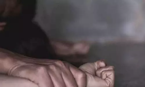 வீட்டில் தூங்கிய இளம்பெண்ணை பலாத்காரம் செய்ய முயன்ற டிரைவர்- பொதுமக்கள் போலீசில் ஒப்படைத்தனர்