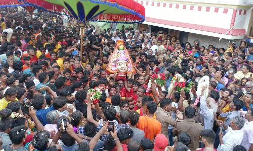 குடியாத்தத்தில் பக்தர்கள் வெள்ளத்தில் கெங்கையம்மன் சிரசு ஊர்வலம்- பக்தர்கள் சாமி தரிசனம்