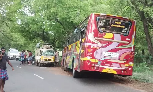 செந்துறை அருகே தனியார் பஸ்- மினி வேன் மோதி விபத்து