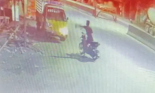 தூத்துக்குடியில் இ-சேவை மையம், ஓட்டல் மீது பெட்ரோல் குண்டு வீச்சு- வியாபாரி கைது