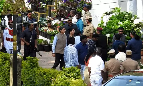 கொடைக்கானலில் ரோஜா பூங்காவை சுற்றிப்பார்த்த கவர்னர்- பல்கலைக்கழகத்தில் மாணவிகளுடன் கலந்துரையாடினார்