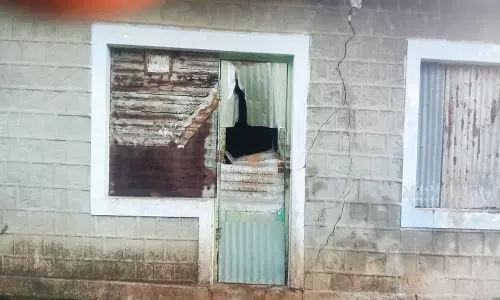 சின்னமனூர் அருகே அதிகாலையில் ரேசன் கடையை உடைத்து அரிசி கொம்பன் அட்டகாசம்