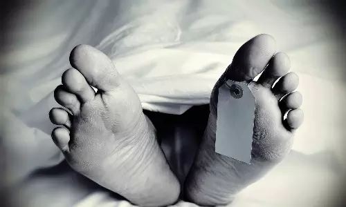 மேற்கூரை போடும் பணியில் ஈடுபடும்போது தவறி கீழே விழுந்த தொழிலாளி பலி