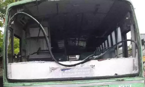 வெள்ளகோவிலில் பஸ் கண்ணாடி உடைப்பு-பரபரப்பு