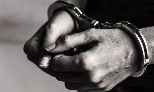 சாராய சோதனைக்கு சென்ற போலீஸ்காரர் மீது தாக்குதல்- ராணுவ வீரர்கள் உட்பட 4 பேர் கைது