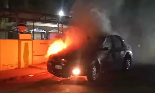 உடுமலையில் தீப்பற்றி எரிந்த கார்