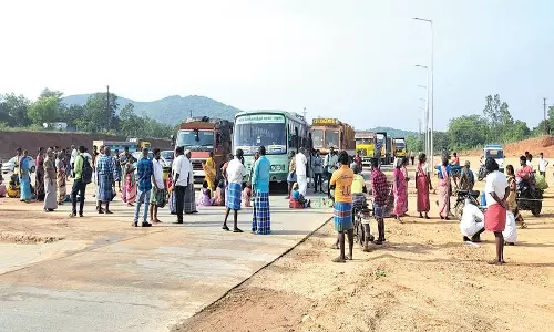 நத்தம் அருகே சாலை வசதி கேட்டு கிராம மக்கள் மறியல்