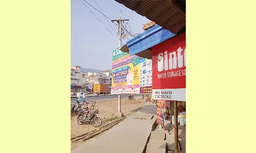 ஒட்டன்சத்திரம் நகரில் மின் கம்பங்களில் கட்டப்படும் விளம்பர பலகைகளால் ஆபத்து