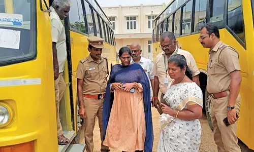 கோவில்பட்டியில் பள்ளி வாகனங்கள் ஆய்வு : குழந்தைகளின் பாதுகாப்பை டிரைவர், கண்டக்டர்கள் உறுதி செய்ய வேண்டும - வட்டார போக்குவரத்து அலுவலர் அறிவுறுத்தல்