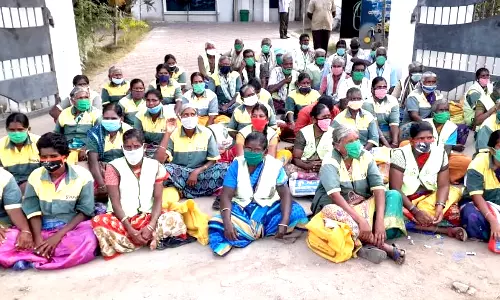 ஊதிய உயர்வு கேட்டு ஒப்பந்த தூய்மை பணியாளர்கள் பணி புறக்கணிப்பு