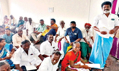 ஆக்கிரமிப்புகளை அகற்ற வேண்டும்-கலெக்டரிடம் மனு