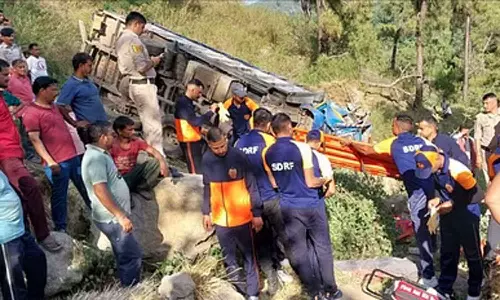 காங்க்ராவில் உள்ள பள்ளத்தாக்கில் லாரி கவிழ்ந்து விபத்து- 5 பேர் உயிரிழப்பு