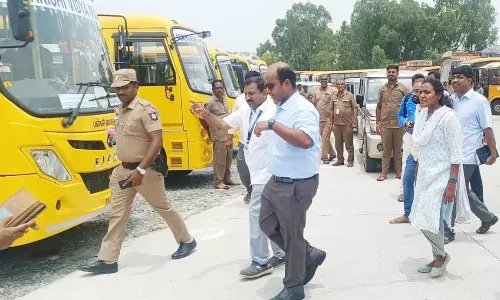 ஒசூரில் தனியார் பள்ளி வாகனங்களை கலெக்டர் ஆய்வு