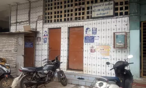 மூடிக்கிடக்கும் கழிப்பிடம்; சுற்றுலா பயணிகள் அவதி