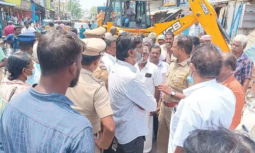 தேர் செல்ல வசதியாக சாலையோர ஆக்கிரமிப்பு கடைகள் அகற்றம்- வியாபாரிகள் எதிர்ப்பு தெரிவித்து வாக்குவாதம்