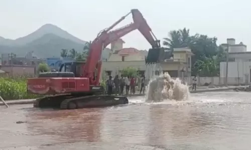 ஒகேனக்கல் கூட்டு குடிநீர் திட்ட குழாய் உடைப்பால் வீணாக வெளியேறிய குடிநீர்