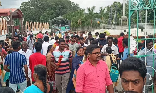 கோடை விடுமுறையை ஓட்டி மேட்டூரில் சுற்றுலா பயணிகள் குவிந்தனர்