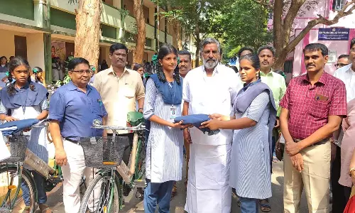 அரசு பள்ளி மாணவிகளுக்கு இலவச சைக்கிள்
