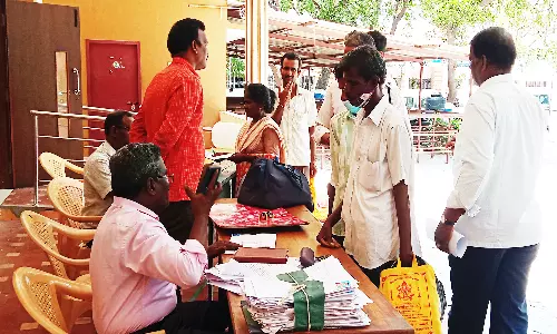 உள்ளூர் விடுமுறை நாளிலும் கலெக்டர் அலுவலகத்தில் மனுக்களை பெற்ற அதிகாரிகள்