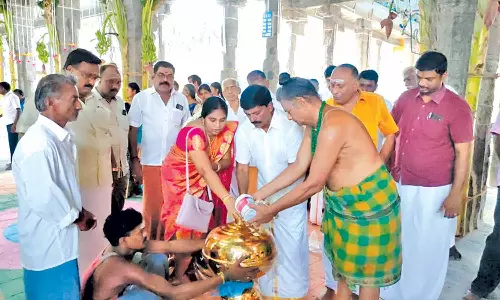 சீர்காழி சட்டைநாதர் கோவில் ராஜகோபுரத்தில் கலசம் வைக்கும் பணி