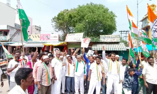 கர்நாடகா தேர்தல் வெற்றி:தேன்கனிக்கோட்டையில் காங்கிரசார் இனிப்பு வழங்கி கொண்டாட்டம்