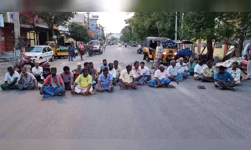 தாராபுரத்தில் சாலையோர வியாபாரிகள் சாலை மறியல்