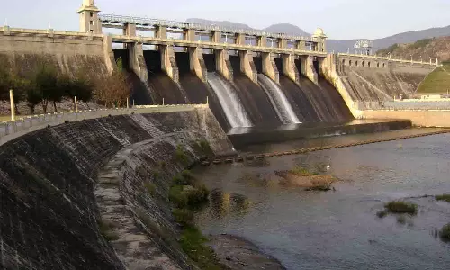 அமராவதி அணையில் சுற்றுலா பயணிகளுக்கு பாதுகாப்பு குறித்து விழிப்புணர்வு