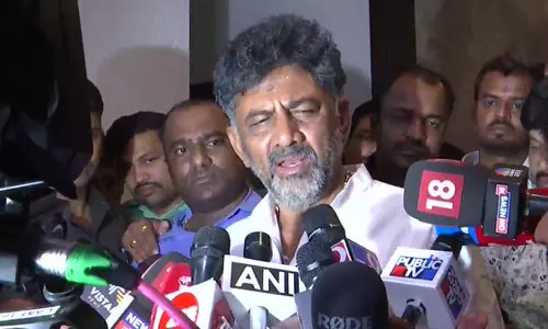 முதல்வர் தேர்வு விவகாரம் - சித்தராமையாவை வாழ்த்திய டிகே சிவகுமார்- டெல்லி பயணத்தை ரத்து செய்தார்!