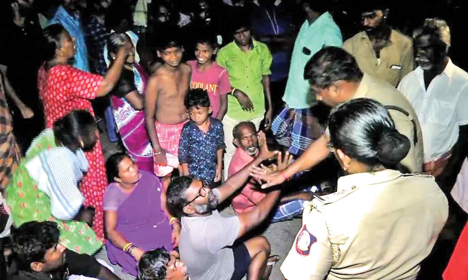 தச்சநல்லூர் அருகே நள்ளிரவில் தொடர் மின்வெட்டை கண்டித்து பொதுமக்கள் சாலை மறியல்