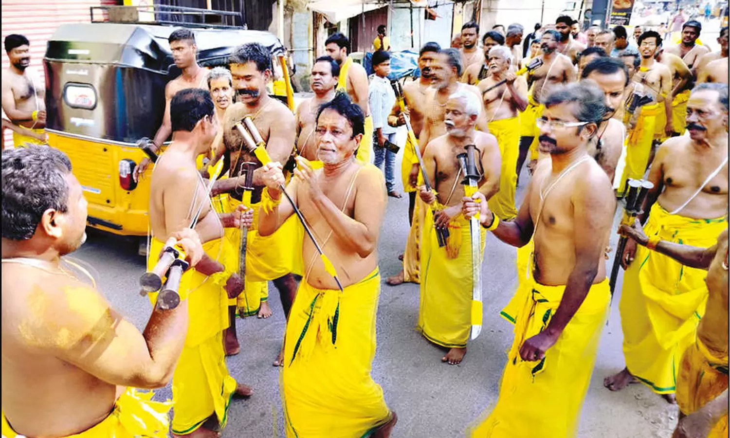 திண்டுக்கல் கிழக்கு ரத வீதியில் கத்திபோடும் நிகழ்ச்சியுடன் தொடங்கிய கோவில் திருவிழா