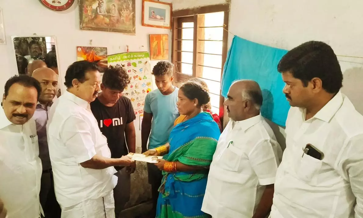 கள்ளச்சாராயம் குடித்து பலியான 13 குடும்பங்களுக்கு ரூ.1 கோடியே 30 லட்சம் நிதி-  அமைச்சர்கள் வழங்கினர் | Tamil News Ministers provided 1 crore 30 lakh fund  for 13 families of ...