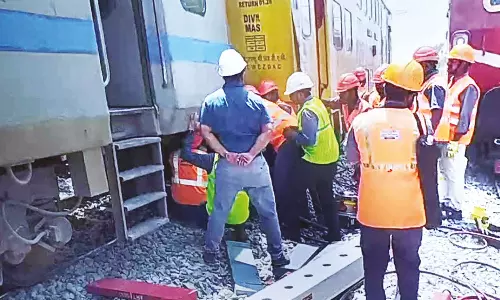 சென்னையில் இருந்து பெங்களூரு சென்ற மாடி ரெயில் தடம் புரண்டது- அதிர்ஷ்டவசமாக உயிர் தப்பிய பயணிகள்