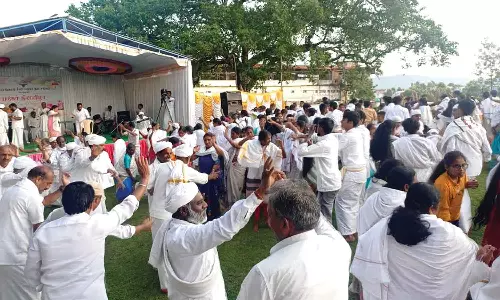 நீலகிரியில் படுகர் தின விழா: பாரம்பரிய நடனம் ஆடி படுகர் இன மக்கள் கொண்டாட்டம்