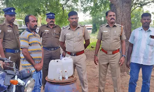 ஈரோடு மாவட்டத்தில் ஒரே நாளில் சாராயம் விற்ற 6 பேர் கைது- போலீசார் தீவிர கண்காணிப்பு