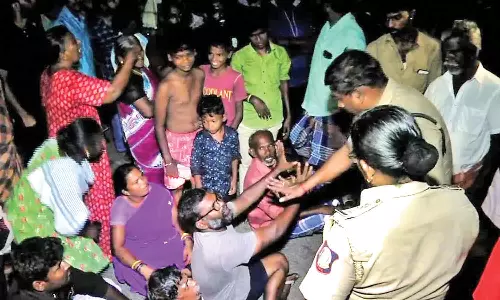 தச்சநல்லூர் அருகே நள்ளிரவில் தொடர் மின்வெட்டை கண்டித்து பொதுமக்கள் சாலை மறியல்