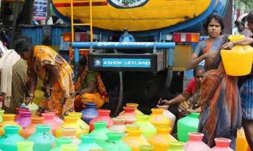 லாரிகளில் குடிநீர் வினியோகம்