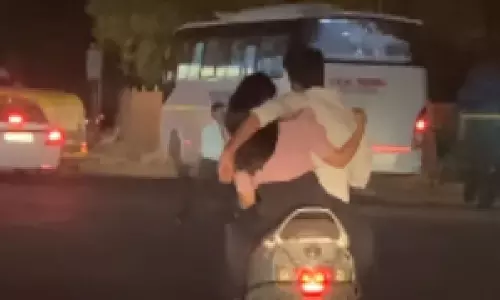 டெல்லி சாலையில் கட்டிப்பிடித்தபடி ஸ்கூட்டர் ஓட்டிய தம்பதி