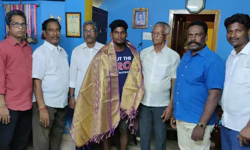 சர்வதேச பளுதூக்கு போட்டியில் 2-ம் இடம் பிடித்து சாதனை