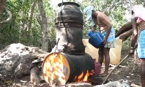 கடலூர், விழுப்புரம் உள்பட தமிழக பகுதிகளுக்கு புதுச்சேரியில் இருந்து கடத்தப்படும் கள்ளச்சாராயம்